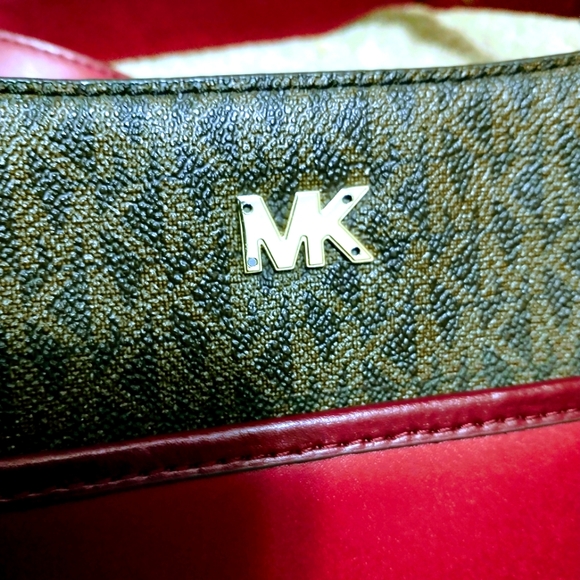 💥Offers Welcome💥Michael Kors Gloria Signature Crossbody Bag - Picture 2 of 16